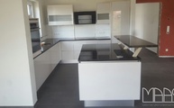 Moderne schwarz-weiß Küche mit Grait Arbeitsplatte in Bonn