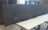 Produktion - Steckdosenbohrungen in der Slate Black Level Keramik Rückwand