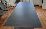 Montage des Slate Black Level Tischs