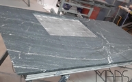 Produktion - Ausschnitt in der Porto Branco Scuro Granit Arbeitsplatte