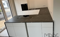 IKEA Küche in Bornheim mit Porto Branco Scuro Granit Arbeitsplatten und Seitenwangen