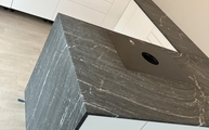 Montage der Porto Branco Scuro Granit Arbeitsplatten in Bornheim montiert