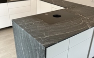 Küche in Bornheim mit Porto Branco Scuro Granit Arbeitsplatten und Seitenwange