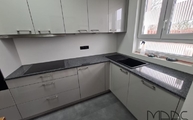 L-Küche in Bornheim mit Negro Tulipa Granit Arbeitsplatten