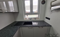 Montage der Negro Tulipa Granit Arbeitsplatten in Bornheim