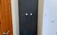 Dusche in Bornheim mit Slate Black Level Keramik großformatigen Fliesen