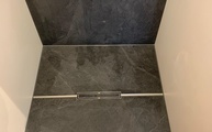 Boden in der Dusch mit Slate Black Level Keramik