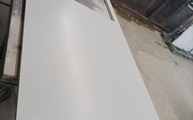 Produktion - Desert Silver Silestone Arbeitsplatte mit Ausschnitt