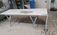 Produktion - Auf Gehrung verklebte Desert Silver Silestone Arbeitsplatte und Seitenwange