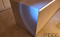 Desert Silver Silestone Arbeitsplatte und Seitenwange auf Gehrung