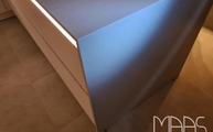 Auf Gehrung verklebte Desert Silver Silestone Arbeitsplatte und Seitenwange