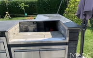 Ausklinkung für den Gasgrill in der Steel Grey Granit Arbeitsplatte