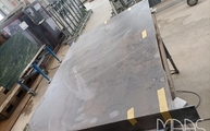 Produktion - Verklebung der Gehrungsschürzen mit der Iron Corten Neolith Arbeitsplatte