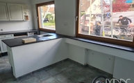 Montage der Steel Grey Granit Arbeitsplatten und Fensterbänke in Brühl
