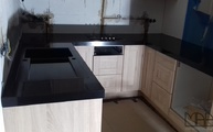 Montage der Iconic Black Silestone Arbeitsplatten