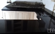 U-förmige Küche mit Iconic Black Silestone Arbeitsplatten
