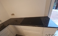 Sapphire Brown Granit Arbeitsplatte mit flächenbündig eingebauten Ceranfeld