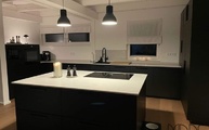 Pechschwarze IKEA Küche mit Bianco Venato Quarz Arbeitsplatten