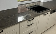 Spüle in der Brown Silk Granit Arbeitsplatte