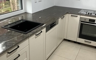 Küche in Burgthann mit Brown Silk Granit Arbeitsplatten