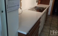 Montage der 1141 Pure White / Perfect White Caesarstone Arbeitsplatte in Burscheid