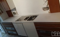 Küchenzeile in Burschied mit einer 1141 Pure White / Perfect White Caesarstone Arbeitsplatte
