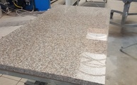 Imprägnierung der Granit Arbeitsplatten Padang Rosa Beta in der Werkstatt