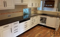 Küche mit einer Granit Tan Brown Arbeitsplatte