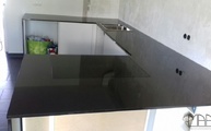 Polierte Nero Assoluto India Granit Arbeitsplatten in der IKEA Küche montiert