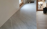 Wandzeile mit einer Marmor Arbeitsplatte Bianco Carrara C