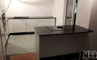 Küche mit Granit Nero Assoluto Zimbabwe Arbeitsplatten ausgestattet in Darmstadt
