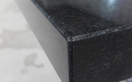 Produktion - Granit Arbeitsplatte Nero Assoluto Zimbabwe mit 4 mm gefasten Kanten