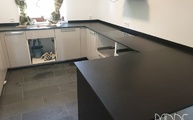 Küche im Obergeschoss mit Nero Assoluto India Granit Arbeitsplatten