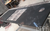 Produktion - Ausschnitt in der 5101 Empira Black Caesarstone Arbeitsplatte