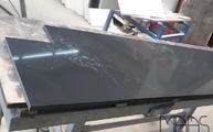 Produktion - Ausklinkung in der 5101 Empira Black Caesarstone Arbeitsplatte