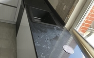 5101 Empira Black Caesarstone Arbeitsplatte mit Spüle und versenkbare Steckdosen