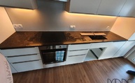 Brown Antique Granit Arbeitsplatte auf die IKEA Küchenschränke montiert