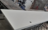 Produktion - Adak White K2 Quarz Arbeitsplatte mit Gehrungsschürzen