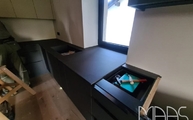 Calce Nero Laminam Arbeitsplatte auf der Küche abgestellt