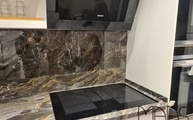 Orobico Dark Porcelanosa Arbeitsplatte mit Kochfeld