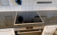 Ceranfeld in der Nero Angola Granit Arbeitsplatte