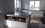 Montage in Dreicich der 4030 Oyster Caesarstone Arbeitsplatten