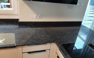 Steel Grey Granit Arbeitsplatten und Wischleisten montiert
