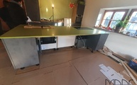 Küche in Dresden mit 2710 Apple Martini Caesarstone Arbeitsplatte 