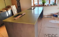 Kücheninsel mit 2710 Apple Martini Caesarstone Arbeitsplatte 