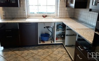 L-förmige Küche mit Bianco Sardo Granit Arbeitsplatten
