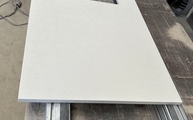 Produktion - Ausschnitt in der Caesarstone Arbeitsplatte 3141 Osprey
