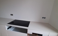 Ceranfeld in der 3141 Osprey Caesarstone Arbeitsplatte