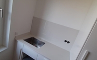Küchenzeile mit 3141 Osprey Caesarstone Arbeitsplatte und Rückwand