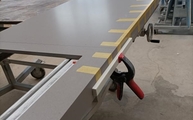 Produktion - 4003 Sleek Concrete Caesarstone Arbeitsplatte mit Gehrungsschürzen